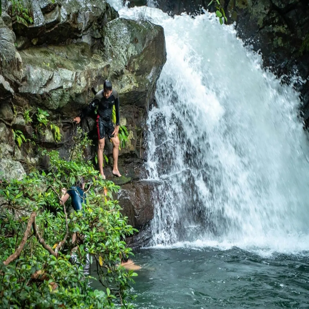 20200411-b4z3t-aura-montoria-cliff-jumping-waterfall-